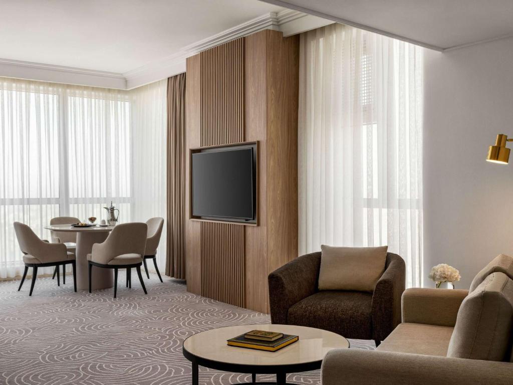 TV a/nebo společenská místnost v ubytování Movenpick Makkah Hajar Tower