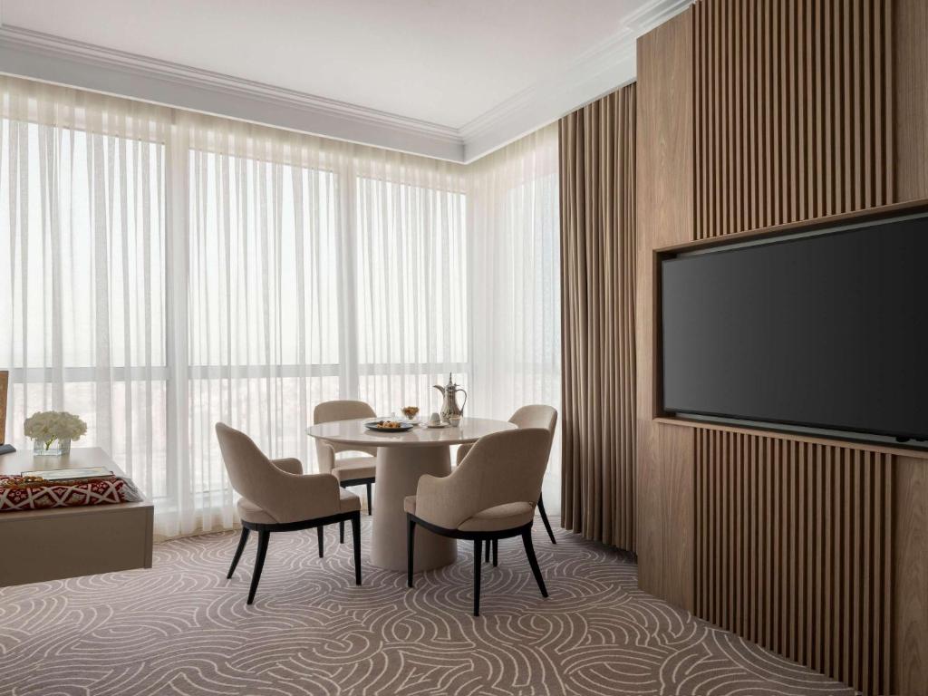 TV a/nebo společenská místnost v ubytování Movenpick Makkah Hajar Tower