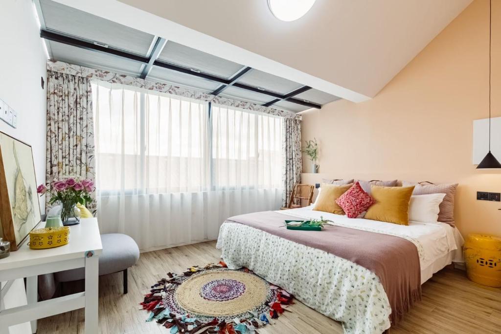 a bedroom with a bed and a window at Shanghai Guiwu Village Near Disney Resort in Shanghai