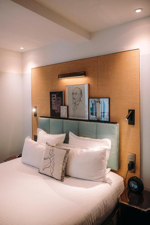 Postel nebo postele na pokoji v ubytování Hotel Eiffel Blomet