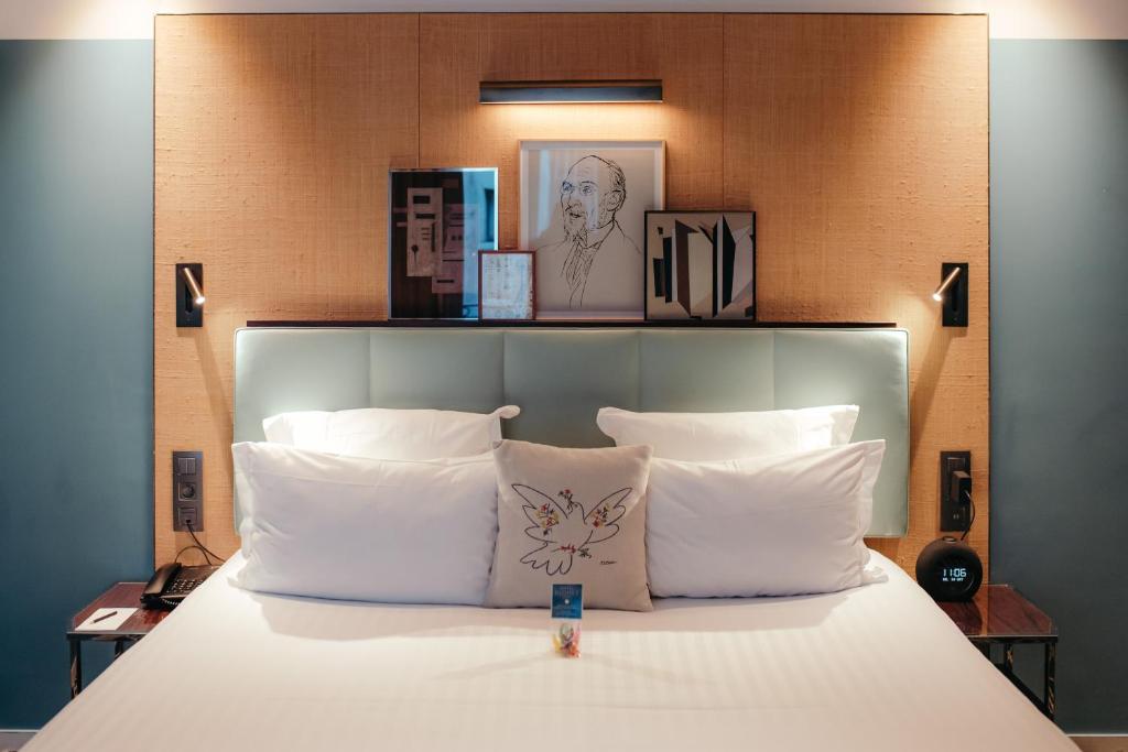 Postel nebo postele na pokoji v ubytování Hotel Eiffel Blomet