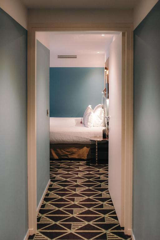 Postel nebo postele na pokoji v ubytování Hotel Eiffel Blomet