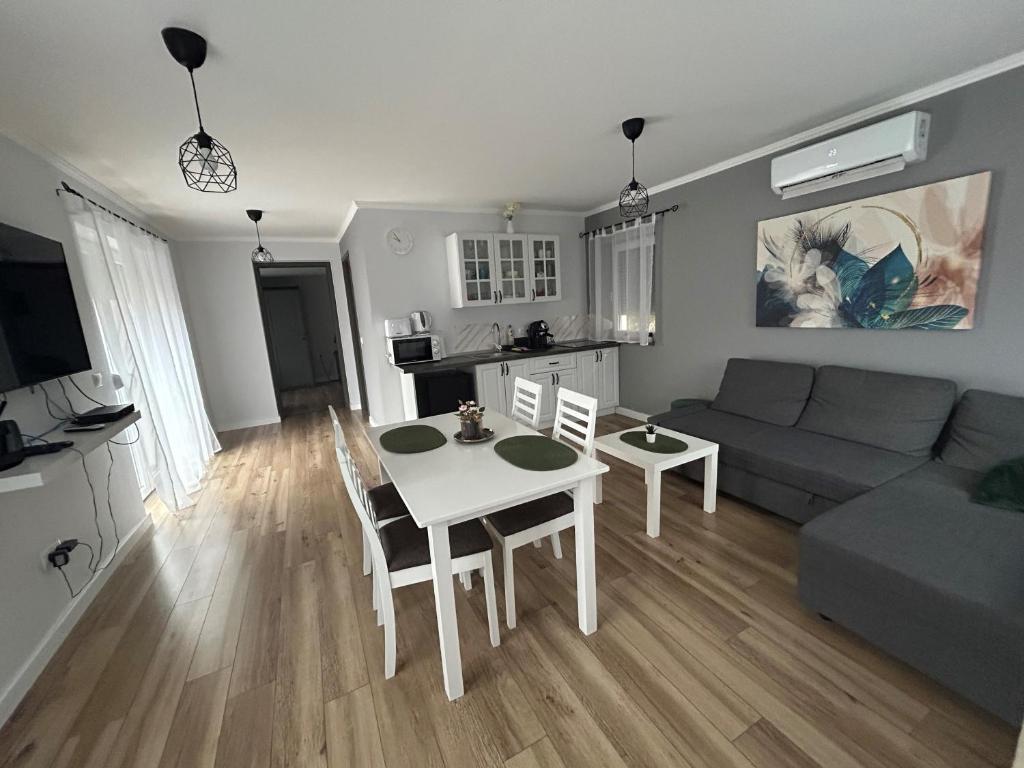 salon ze stołem i kanapą w obiekcie Bodza Apartmanház w mieście Harkány