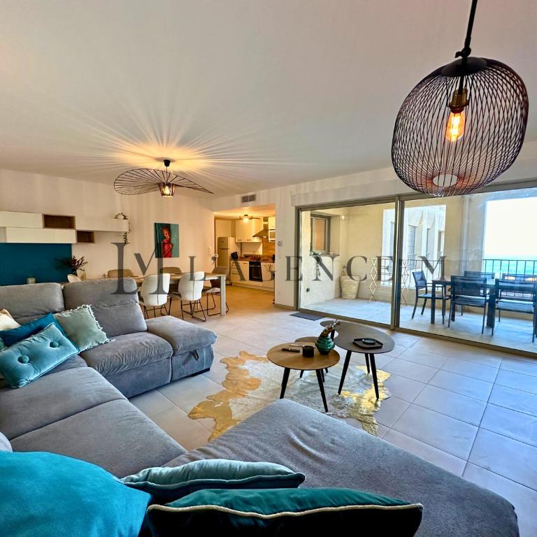 un salon avec un canapé et une table dans l'établissement Appartement Citadella centre ville & plage CALVI, à Calvi