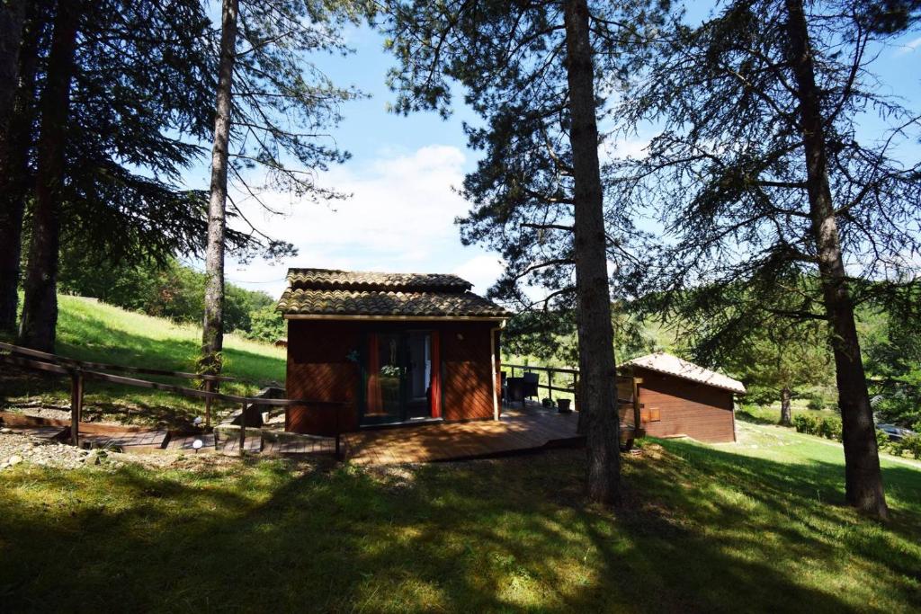 une petite cabine au milieu d'un champ arboré dans l'établissement Petit chalet au Lac de Goulens avec piscine commune - 2 adultes et 1 enfant, à Layrac