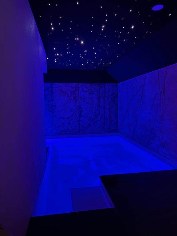 - une piscine avec des lumières bleues dans une chambre dans l'établissement La Villa Keremma - Luxe - Piscine et plage, à Plounéour-Trez