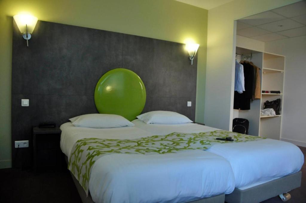 Postel nebo postele na pokoji v ubytování BRIT HOTEL CONFORT ALEXIA - La Souterraine