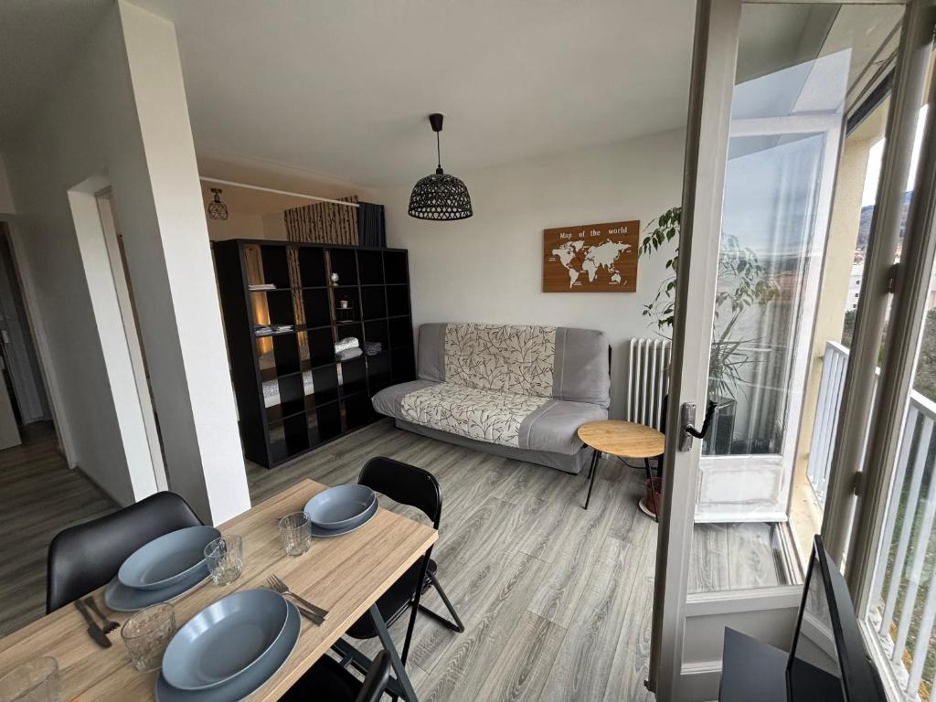 Belle vue à 500m des thermes - climatisé - One-Bedroom Apartment