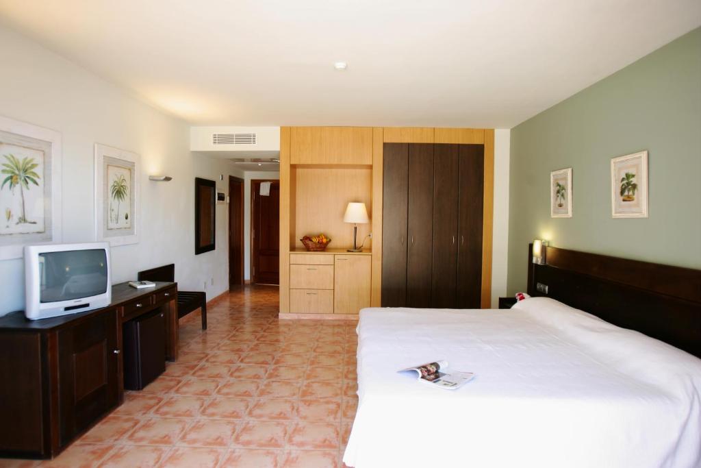 Postel nebo postele na pokoji v ubytování Hotel LIVVO Lago Taurito & Aquapark