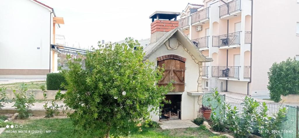 Budova, v ktorej sa apartmán nachádza
