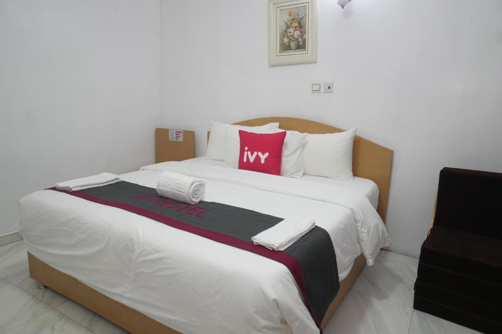 Postel nebo postele na pokoji v ubytování AOTEL HOTEL Ikeja