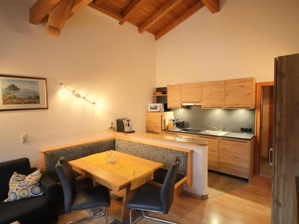 Kuchyňa alebo kuchynka v ubytovaní Apartment Piz Mundin by Interhome