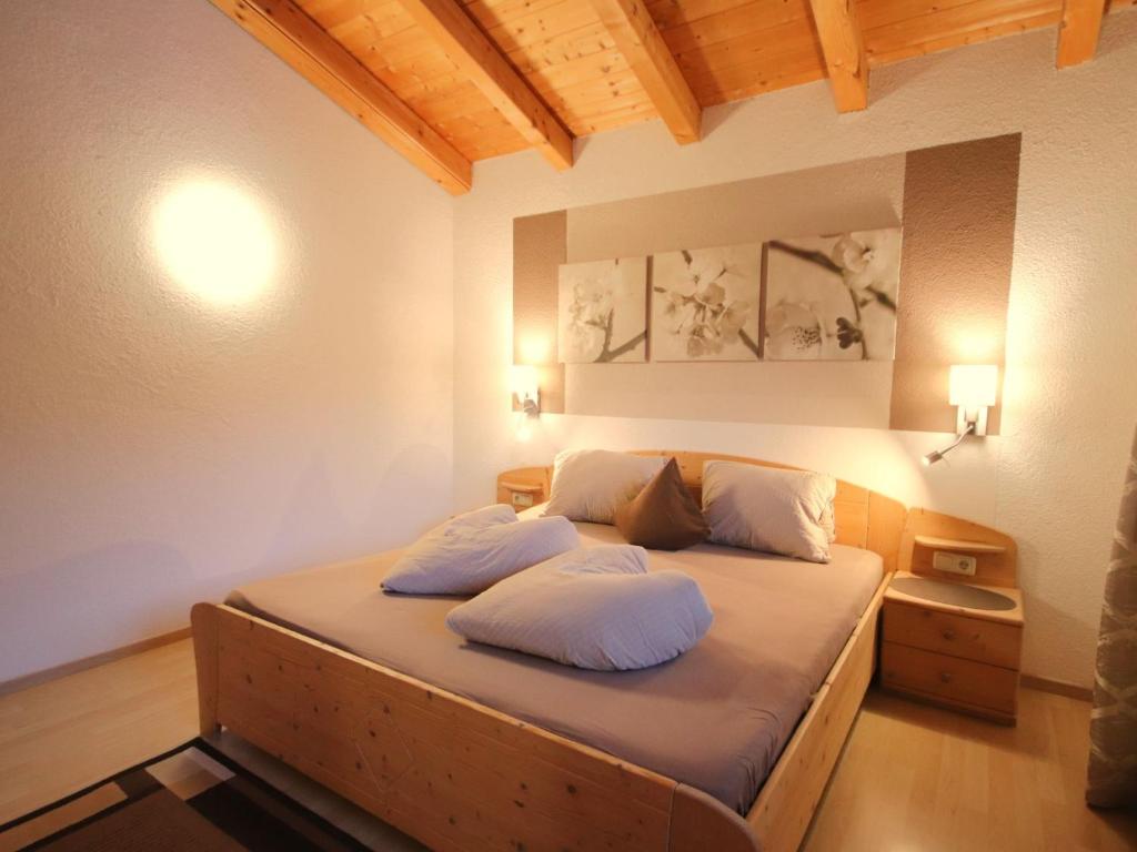 Posteľ alebo postele v izbe v ubytovaní Apartment Piz Mundin by Interhome