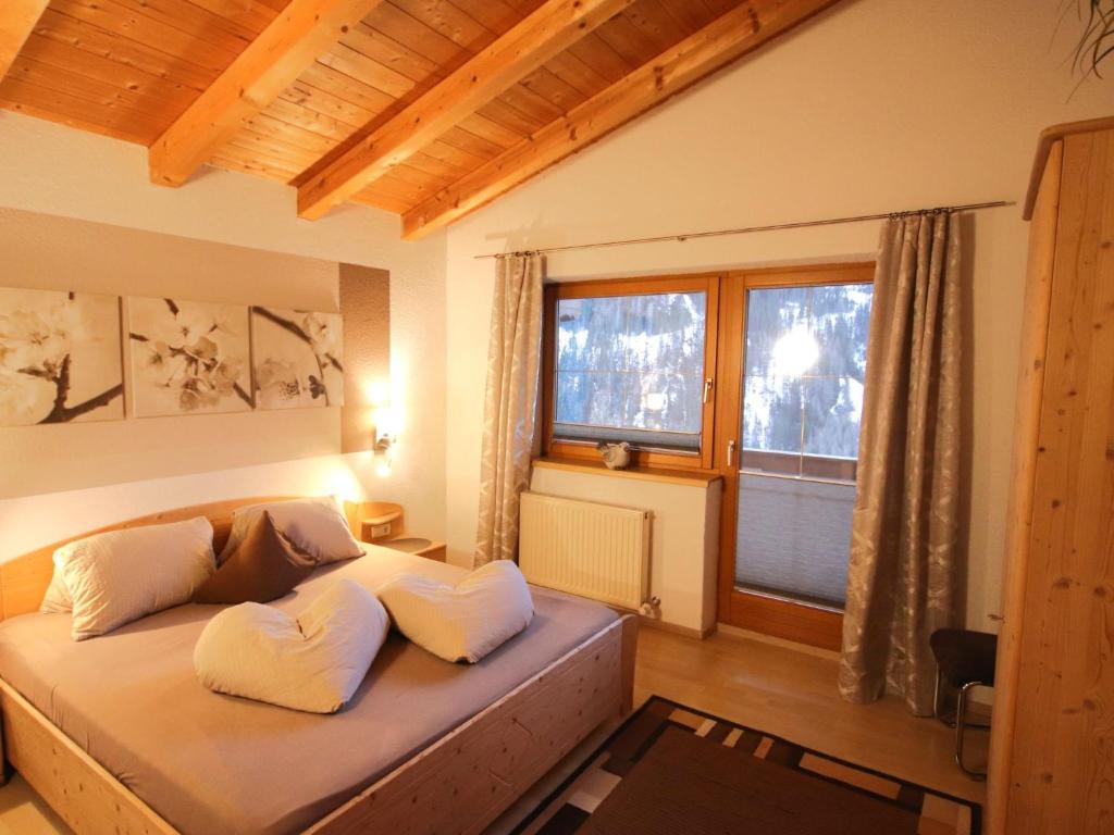 Posteľ alebo postele v izbe v ubytovaní Apartment Piz Mundin by Interhome