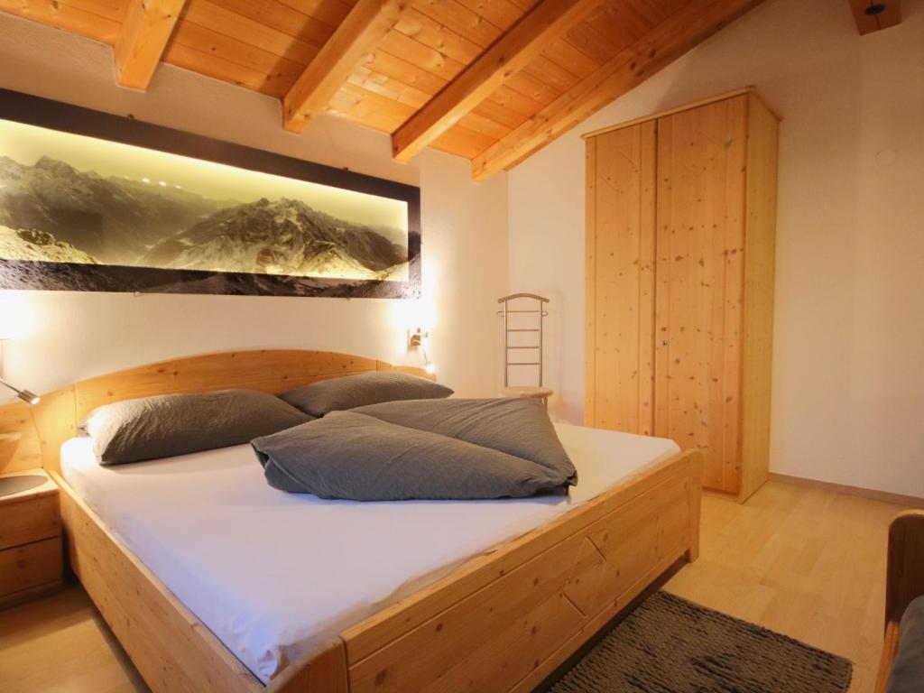 Posteľ alebo postele v izbe v ubytovaní Apartment Piz Mundin by Interhome