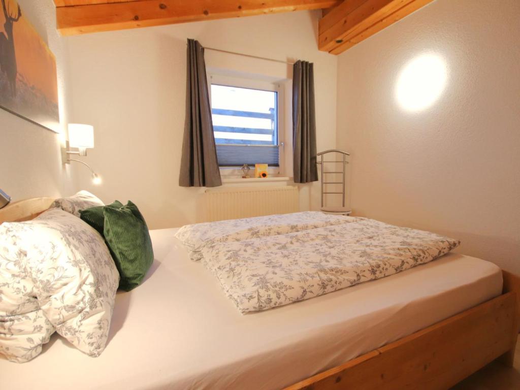 Postel nebo postele na pokoji v ubytování Apartment Piz Munschuns by Interhome