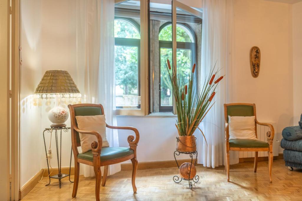 - un salon avec deux chaises et une fenêtre dans l'établissement Le Méridien, à Rodez