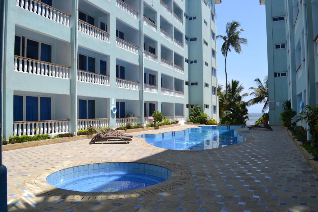 Bazén v ubytování Cowrie Shell Beach Apartments Official nebo v jeho okolí