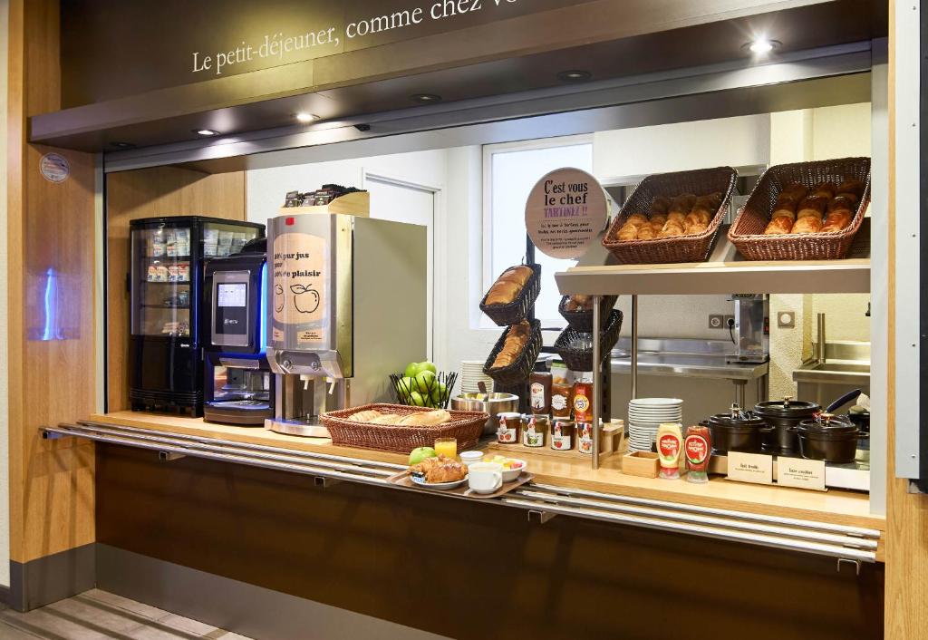 a bakery with a display window of a coffee shop at B&B HOTEL Paris Le Bourget in Le Bourget