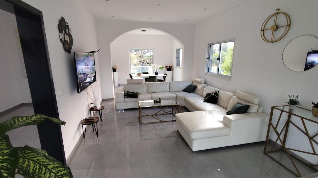 TV a/nebo společenská místnost v ubytování VILLA NAYELI Luxury and Simplicity