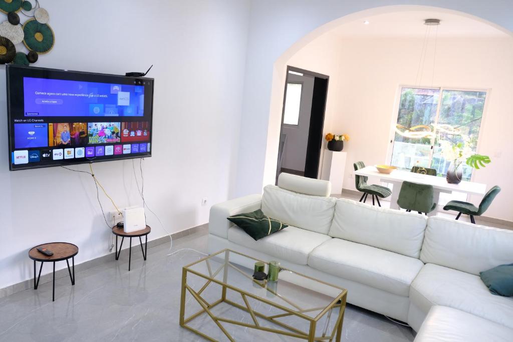 TV a/nebo společenská místnost v ubytování VILLA NAYELI Luxury and Simplicity