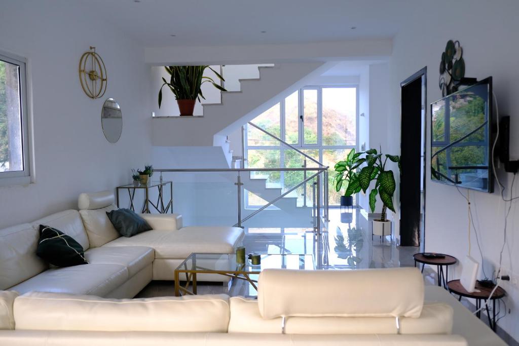 TV a/nebo společenská místnost v ubytování VILLA NAYELI Luxury and Simplicity