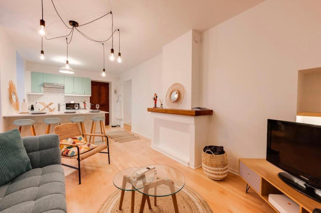 un salon avec un canapé et une table dans l'établissement Cosy Paquier, à Annecy