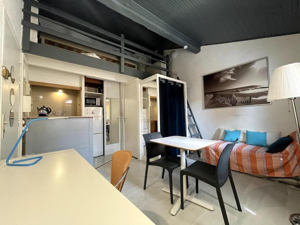 une chambre avec un lit, une table et des chaises dans l'établissement Le Cocon - Close to Carmes metro, à Toulouse