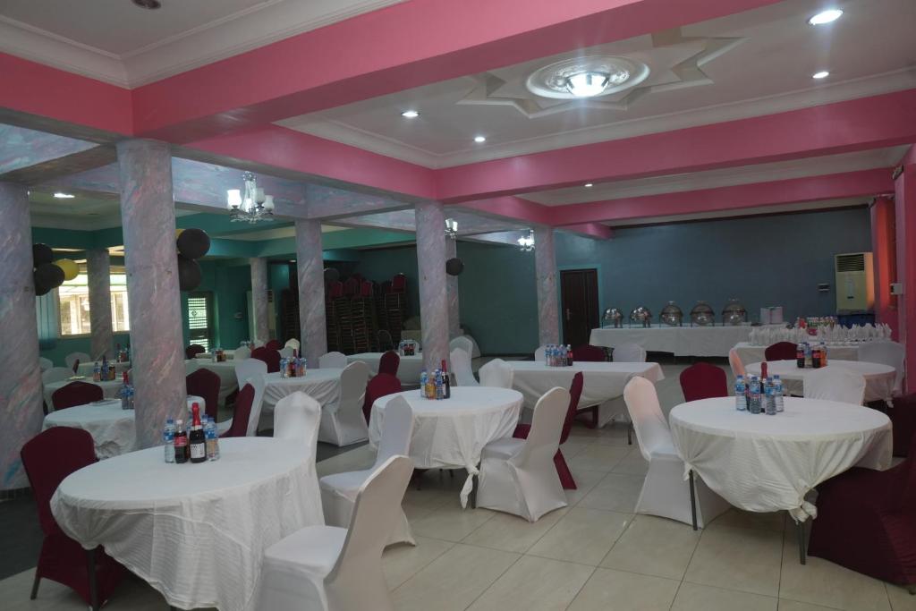Restaurace v ubytování AOTEL HOTEL Ikeja