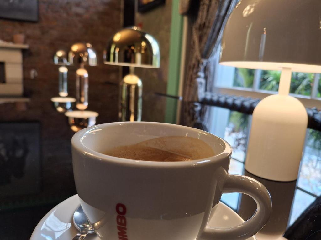 Příslušenství pro přípravu čaje a kávy v ubytování The Melville Hotel by Rokxy- Kings Cross