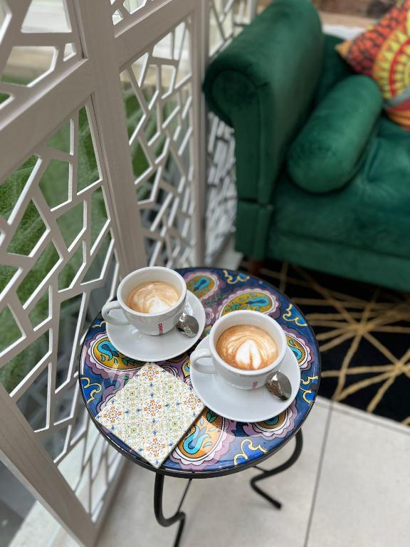 Příslušenství pro přípravu čaje a kávy v ubytování The Melville Hotel by Rokxy- Kings Cross