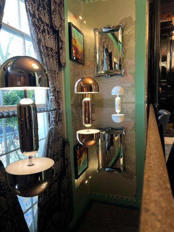 Příslušenství pro přípravu čaje a kávy v ubytování The Melville Hotel by Rokxy- Kings Cross