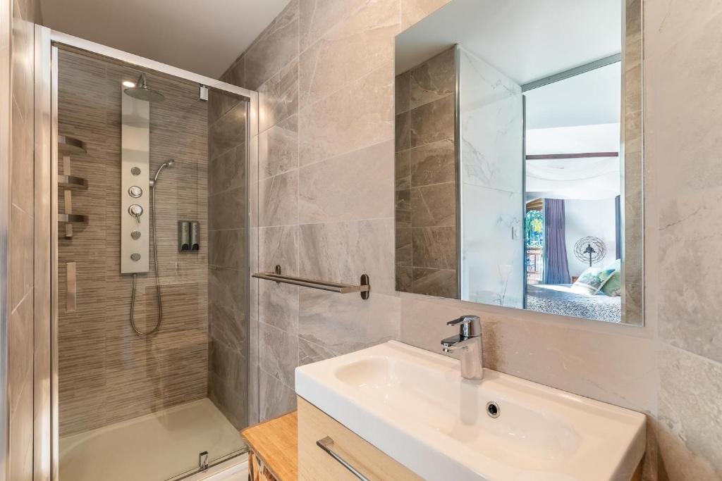 Royal Tiki Lodges - Chambres d'hôtes avec Piscine chauffée & SPA - Habitación Con Cama Grande Y Vistas Al Jardín