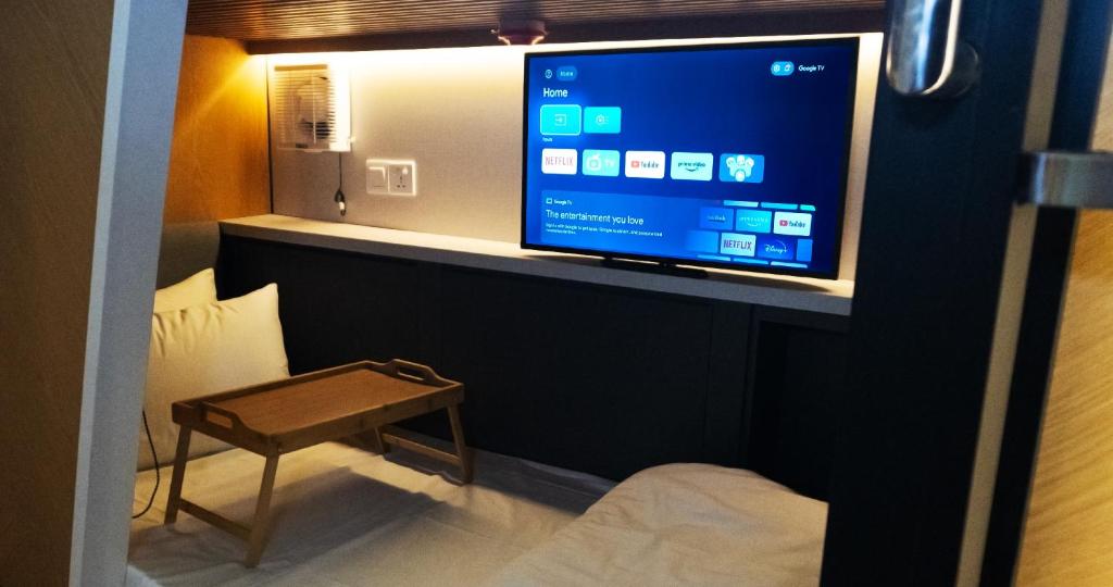 TV a/nebo společenská místnost v ubytování Napzone KLIA T2