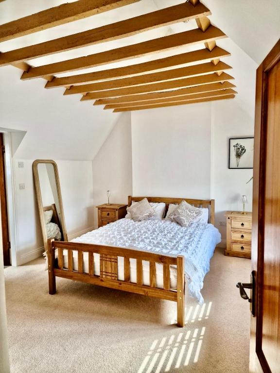 FinchampsteadにあるSpacious Double Bed Room Ensuite & Onsite Parkingの木製の天井が特徴のベッドルーム1室(ベッド1台付)