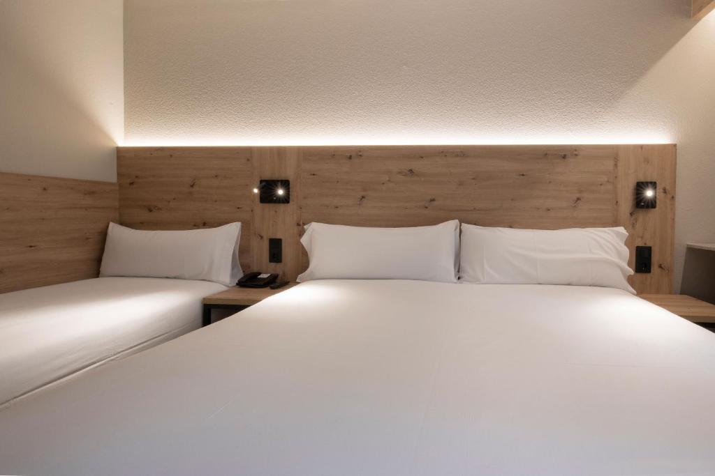 Travel Proud Hotel Comtes d'Urgell by Nexta - Triple Room With Balcony