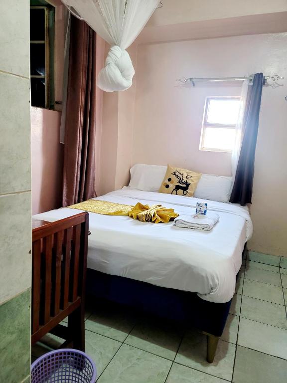 Postel nebo postele na pokoji v ubytování Nairobi Sislink Hotel