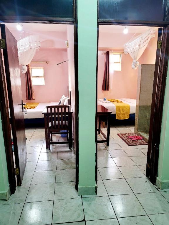 Postel nebo postele na pokoji v ubytování Nairobi Sislink Hotel