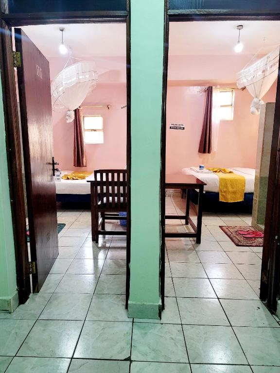 Postel nebo postele na pokoji v ubytování Nairobi Sislink Hotel