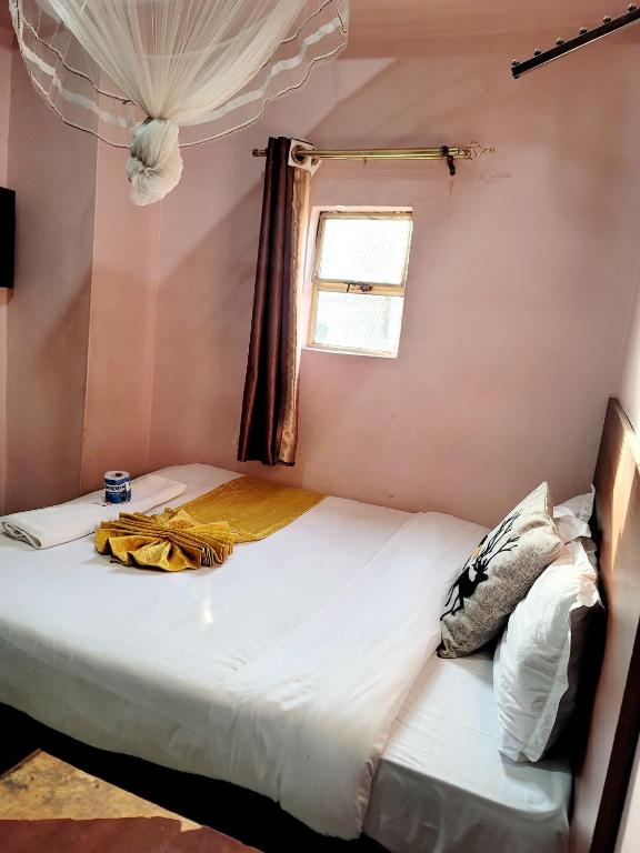 Postel nebo postele na pokoji v ubytování Nairobi Sislink Hotel
