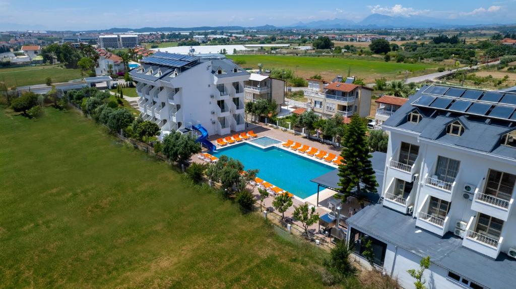 Bazén v ubytování Side Azalia Garden nebo v jeho okolí
