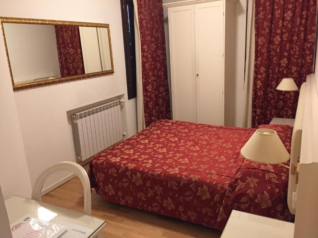 Postel nebo postele na pokoji v ubytování Albergo ai Tolentini
