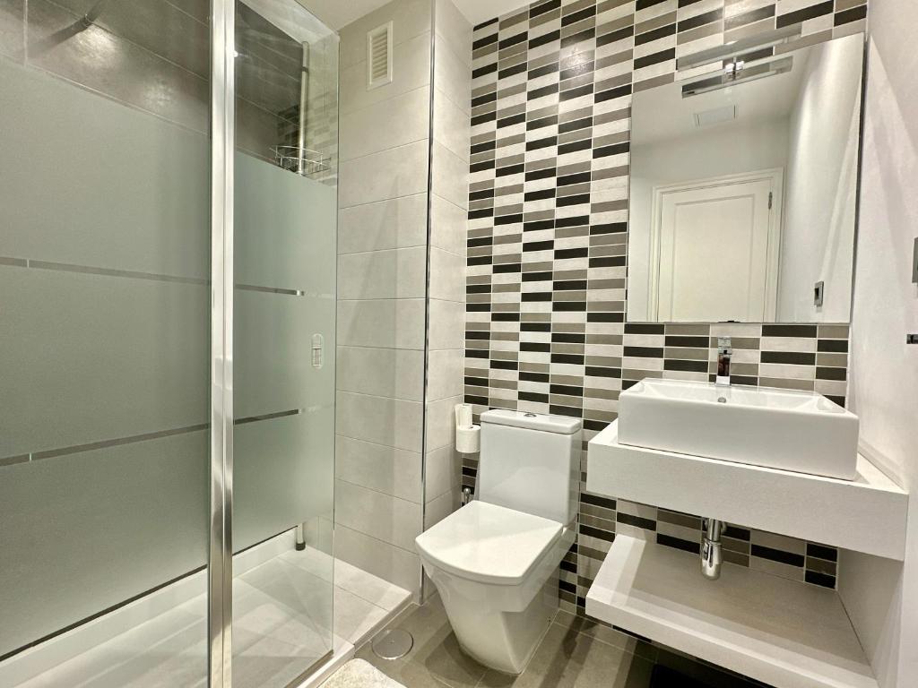Koupelna v ubytování HostiGuest CoLiving León y Castillo