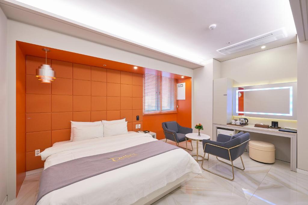 Postel nebo postele na pokoji v ubytování Dubai Hotel