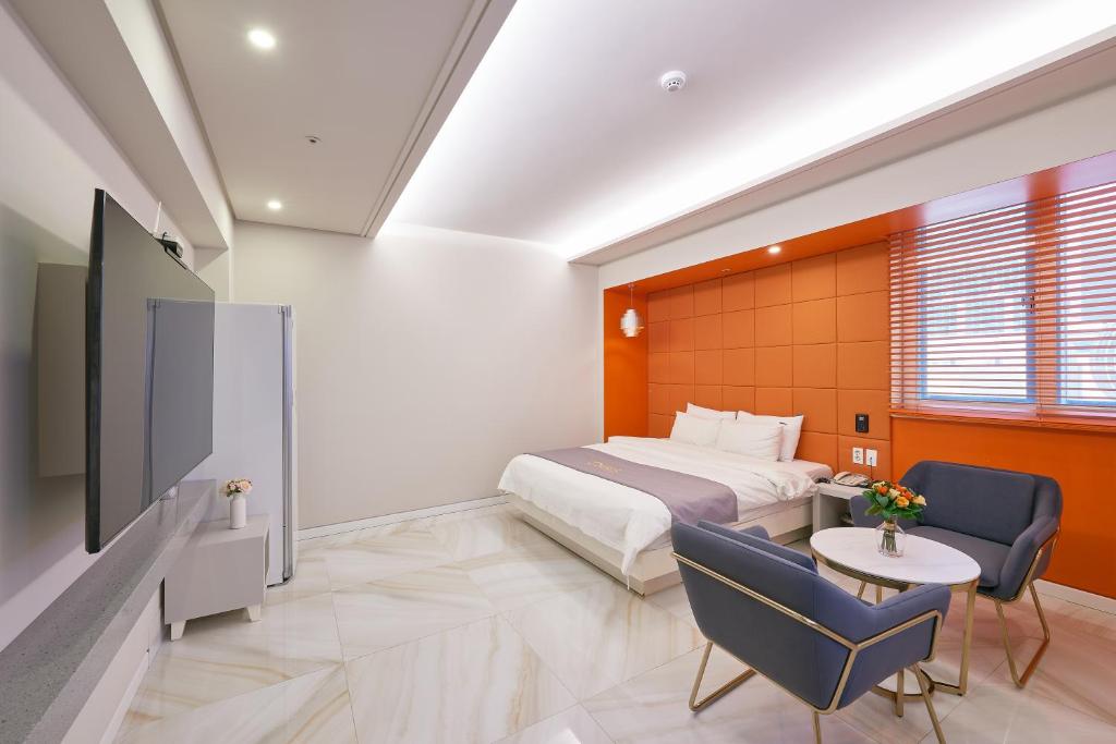 TV a/nebo společenská místnost v ubytování Dubai Hotel