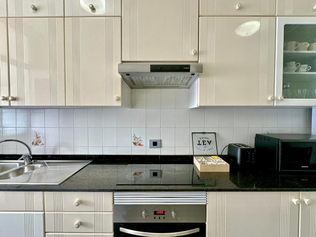 Kuchyň nebo kuchyňský kout v ubytování HostiGuest CoLiving León y Castillo
