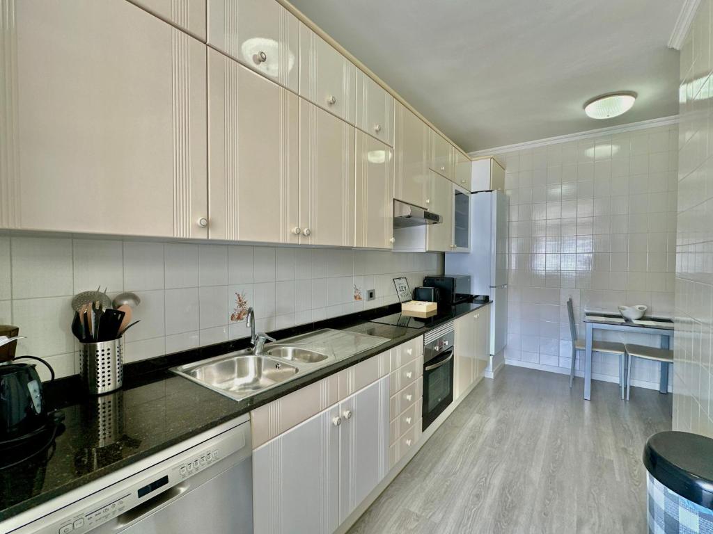 Kuchyň nebo kuchyňský kout v ubytování HostiGuest CoLiving León y Castillo