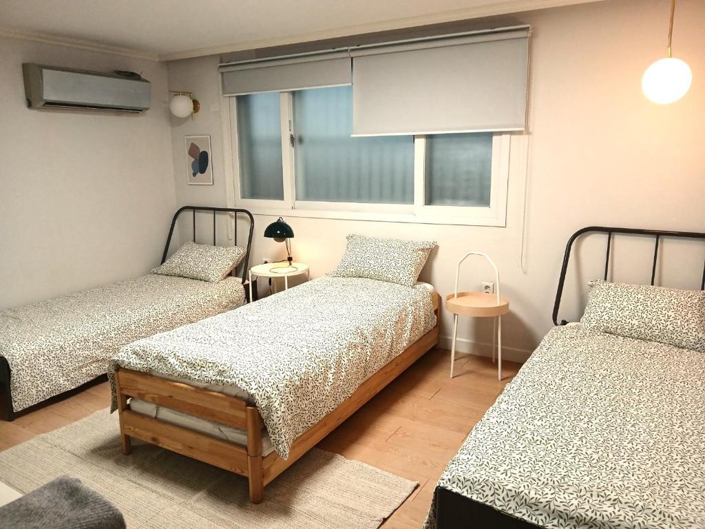Postel nebo postele na pokoji v ubytování Hongdae Sunlight House-3Room2Bath