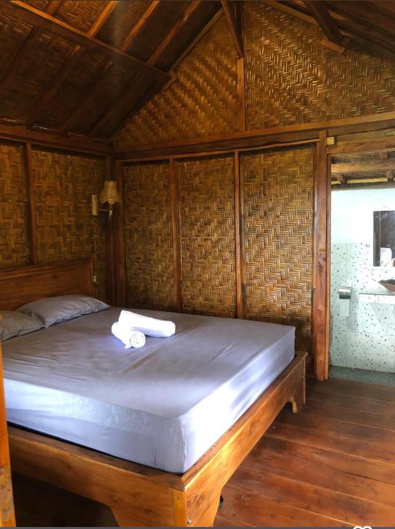 Voodi või voodid majutusasutuse Serenity Lodge Tetebatu Lombok toas