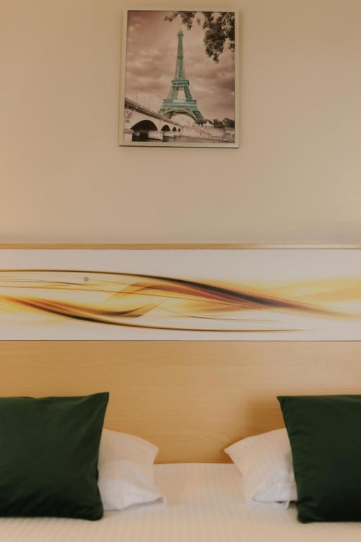 Postel nebo postele na pokoji v ubytování Quality Silesian Hotel